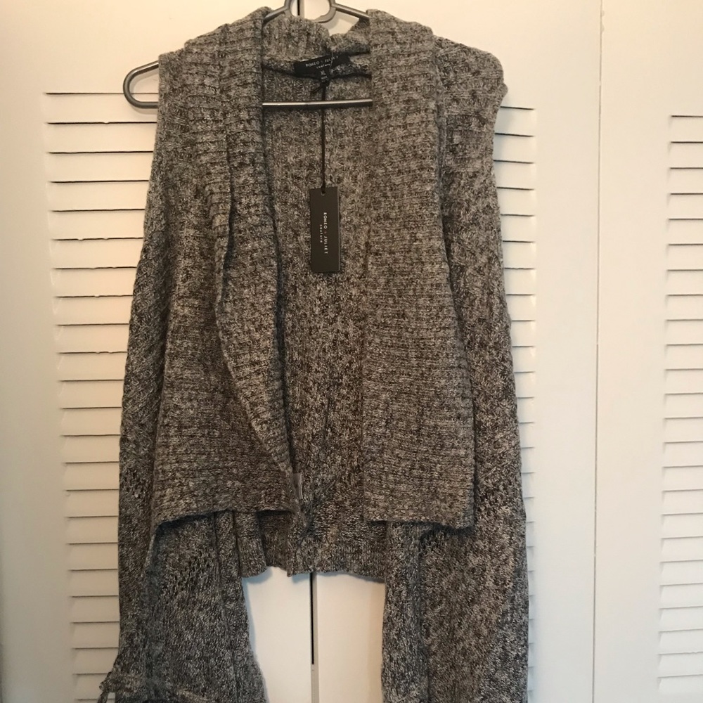 Gray knitted vest with fringe